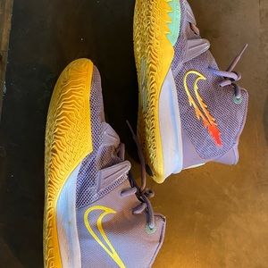 Kyrie 7 boys size 7 youth basketball shoes